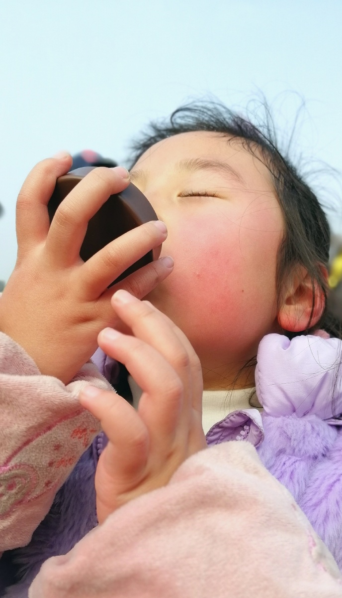 Hernowo55288228's tweet photo. When the kid tries spicy drink, the fumes make her cough—funny yet gentle! https://t.co/80SLI391PQ