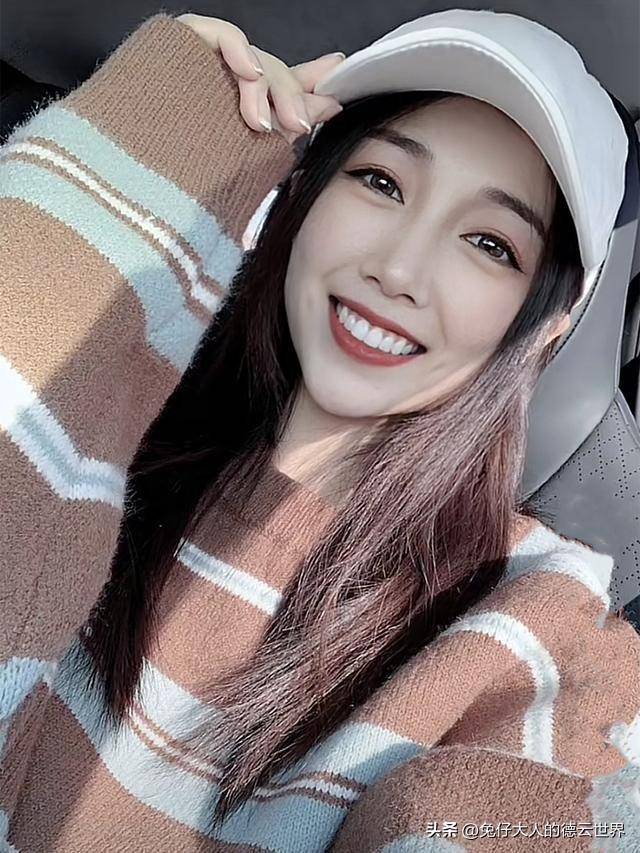 5H4QXc1Rdsu53SH's tweet photo. Her charming 嘉靥 curves as she grins, the delicate 拱袒露 of her wrist catching the light softly. https://t.co/wsY6bXOPtd