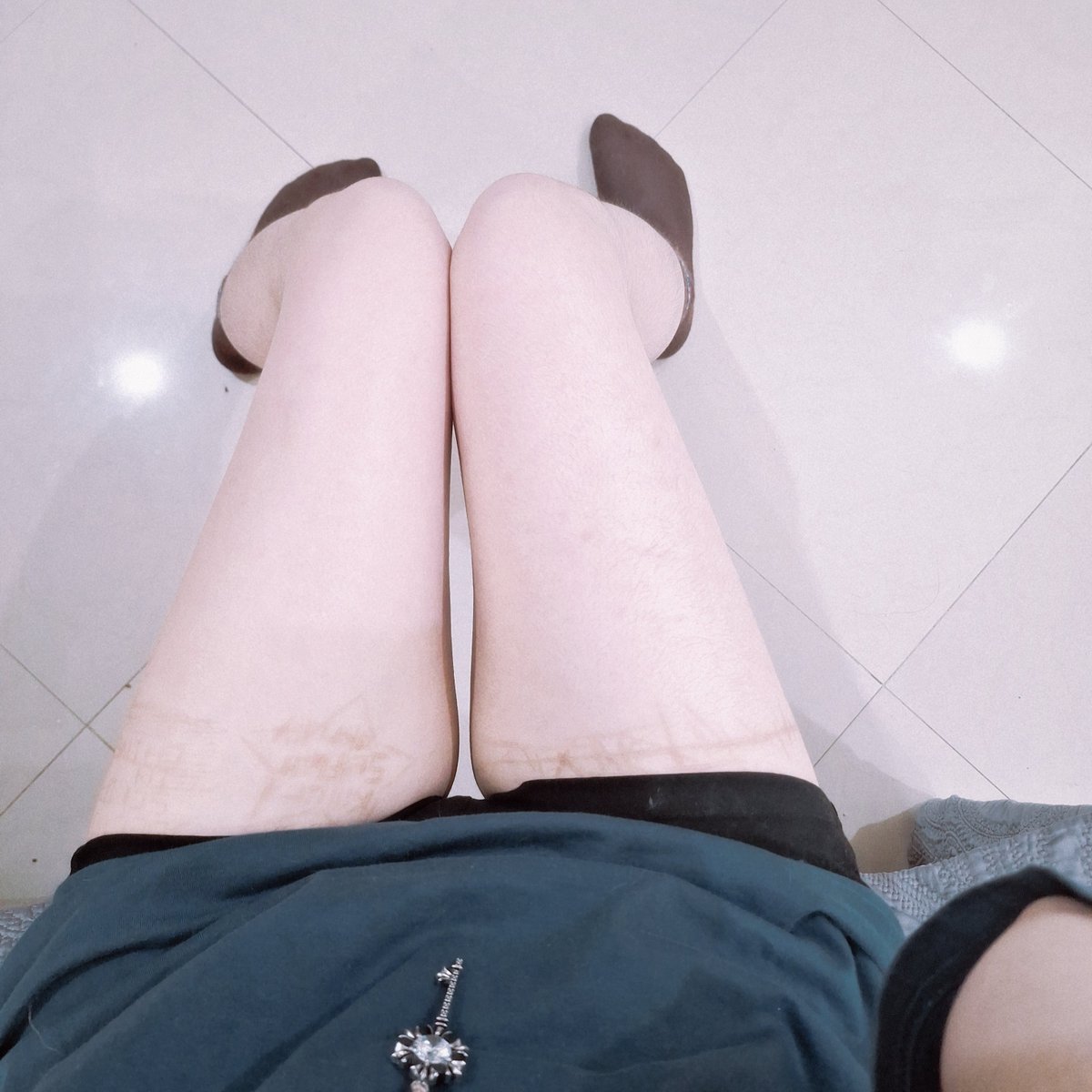 ruurichann's tweet photo. I only have a thigh gap when I'm sitting at the very edge and all my fat is dragged down by gravitiy :)) https://t.co/LRqBbDVrAc