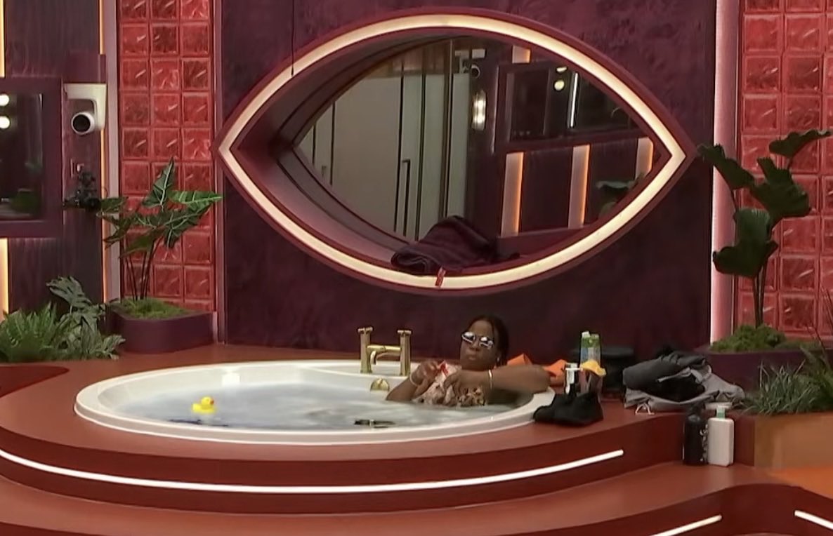 superTV247's tweet photo. Nothing beats an organic bath with organic walkers and organic coconut water #BBUK https://t.co/yCawIgweLK