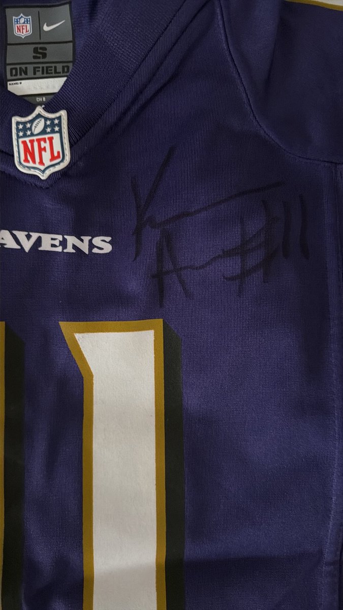 tayyy4x's tweet photo. @KeepItReal721 literally have his jersey signed😭😭😭😭 https://t.co/1PSABBJabo