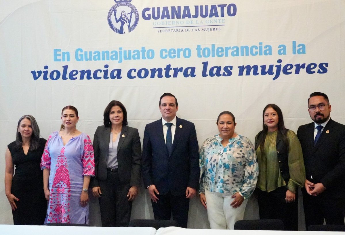 fjjuarezl's tweet photo. En el @gobgente trabajamos para que las niñas, adolescentes y mujeres tenga una vida libre de violencia. 👧👩👵

Durante la rueda de prensa de la #AVGM presentamos los avances y acciones de la @ceaivgente para atender a quien más nos necesita. 🧡

#GobiernoDeLaGente https://t.co/Tx5mf99r8O
