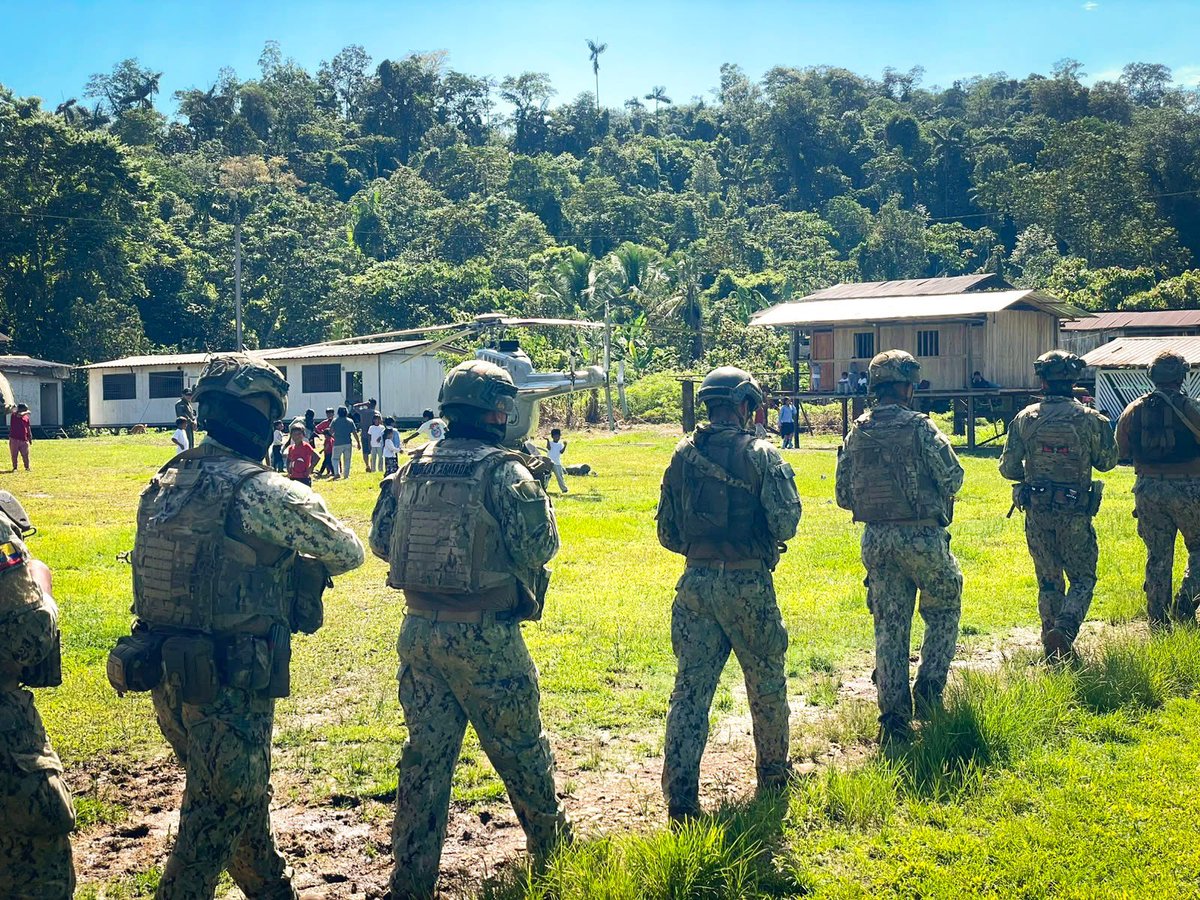 armada_ecuador's tweet photo. CAMPAMENTO CON CAPACIDAD PARA 30 PERSONAS FUE DESTRUIDO EN OPERACIÓN ESPECIAL EN BORBÓN

#Esmeraldas | Las Fuerzas Armadas, a través de la Armada del Ecuador, con personal del Batallón de Infantería de Marina N.° 11 “San Lorenzo”, ejecutaron una operación especial en el sector Cejpi, zona de Borbón, mediante una incursión fluvial por el río Cayapas.

Durante la intervención fue destruido un campamento con capacidad aproximada para 30 personas, presuntamente utilizado por integrantes de Grupos de Delincuencia Organizada (GDO) para actividades de entrenamiento, descanso y apoyo logístico.
Como parte de la misma operación, también fueron inhabilitados tres campamentos vinculados a minería ilegal, junto con maquinaria, equipos y medios logísticos empleados para esta actividad.

Resultados principales:
- 01 campamento destruido.
- 03 campamentos de minería ilegal inhabilitados.
- Maquinaria y equipos empleados en actividades ilícitas inhabilitados.
- Combustible y medios logísticos localizados en el sector.

Con estas acciones, las Fuerzas Armadas mantienen operaciones permanentes en sectores priorizados de la provincia de Esmeraldas, orientadas a afectar las capacidades operativas y logísticas de estructuras presuntamente vinculadas a actividades ilícitas y fortalecer la seguridad en la frontera norte.

#YoSoyNaval
#SiempreARumbo