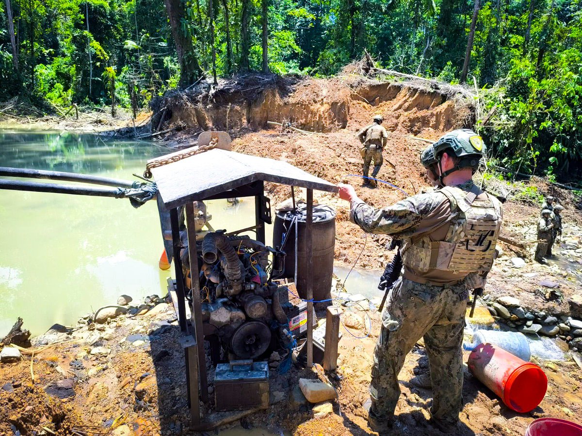 armada_ecuador's tweet photo. CAMPAMENTO CON CAPACIDAD PARA 30 PERSONAS FUE DESTRUIDO EN OPERACIÓN ESPECIAL EN BORBÓN

#Esmeraldas | Las Fuerzas Armadas, a través de la Armada del Ecuador, con personal del Batallón de Infantería de Marina N.° 11 “San Lorenzo”, ejecutaron una operación especial en el sector Cejpi, zona de Borbón, mediante una incursión fluvial por el río Cayapas.

Durante la intervención fue destruido un campamento con capacidad aproximada para 30 personas, presuntamente utilizado por integrantes de Grupos de Delincuencia Organizada (GDO) para actividades de entrenamiento, descanso y apoyo logístico.
Como parte de la misma operación, también fueron inhabilitados tres campamentos vinculados a minería ilegal, junto con maquinaria, equipos y medios logísticos empleados para esta actividad.

Resultados principales:
- 01 campamento destruido.
- 03 campamentos de minería ilegal inhabilitados.
- Maquinaria y equipos empleados en actividades ilícitas inhabilitados.
- Combustible y medios logísticos localizados en el sector.

Con estas acciones, las Fuerzas Armadas mantienen operaciones permanentes en sectores priorizados de la provincia de Esmeraldas, orientadas a afectar las capacidades operativas y logísticas de estructuras presuntamente vinculadas a actividades ilícitas y fortalecer la seguridad en la frontera norte.

#YoSoyNaval
#SiempreARumbo