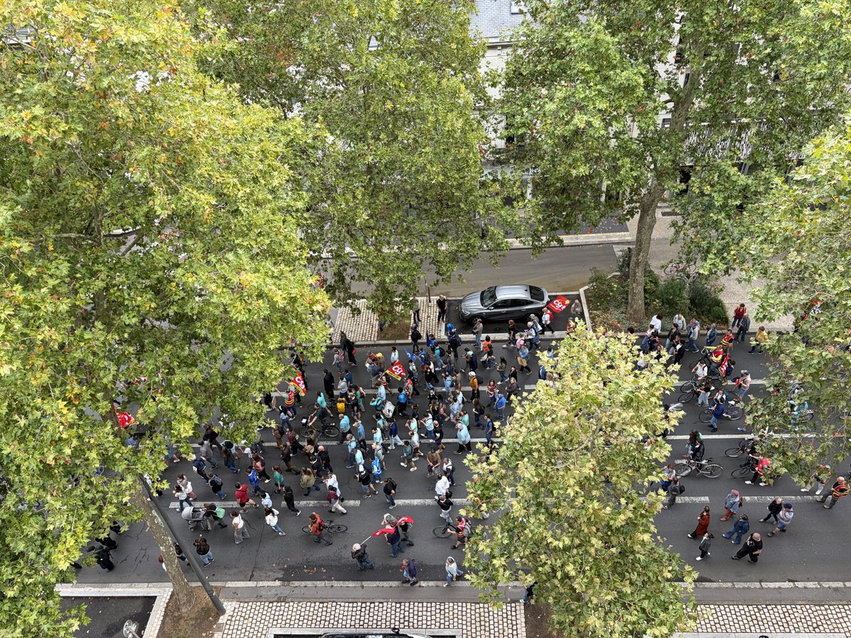 IWorldline's tweet photo. Grève #Worldline - JOUR 2 !!

Hier une bonne première journée avec manif dans Tours, une centaine de grévistes, présence de rennais, blésois, lyonnais, et de chiens 😁
Merci aux collègues de La Défense qui se sont rassemblés en soutien !

Aujourd'hui AG pour décider de la suite✊ https://t.co/szJ73BntwG