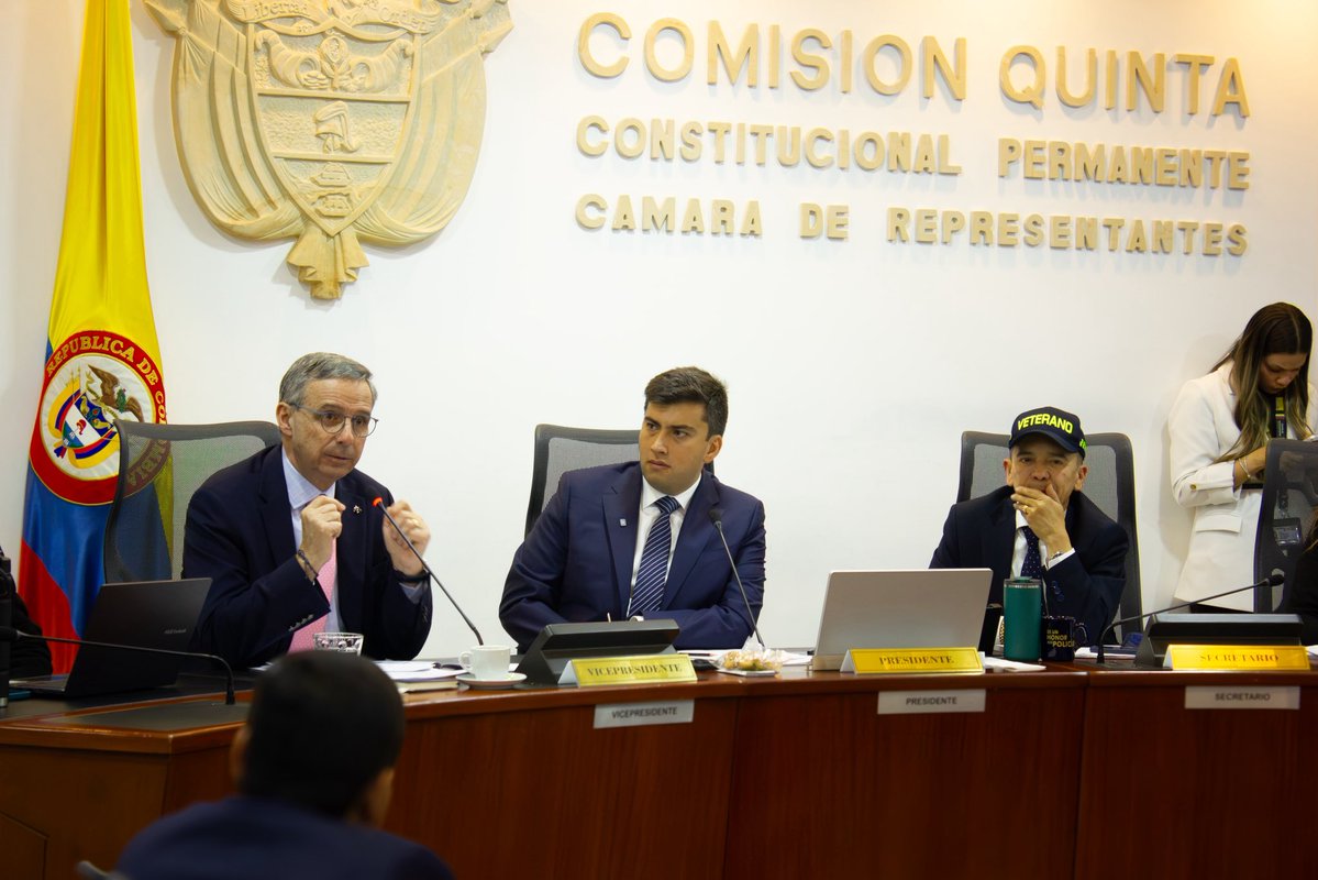 MateoHidalgoMon's tweet photo. Hoy, desde la Comisión Quinta, como Presidente, dirigí la sesión de debate de control político a  los ministros de Hacienda y de Minas y Energía, la Superintendencia de Servicios Públicos y el agente interventor de AIR-E. Un espacio para exigir respuestas y soluciones concretas frente a la situación que viven miles de usuarios en La Guajira. 

Y durante esta sesión conocimos una noticia importante: el Gobierno radicó un proyecto para reorientar $1,2 billones al sector eléctrico, con recursos destinados a atender la crisis de liquidez y garantizar la continuidad del servicio. Seguimos haciendo control político y gestión para que las decisiones se traduzcan en soluciones para los colombianos. 🇨🇴