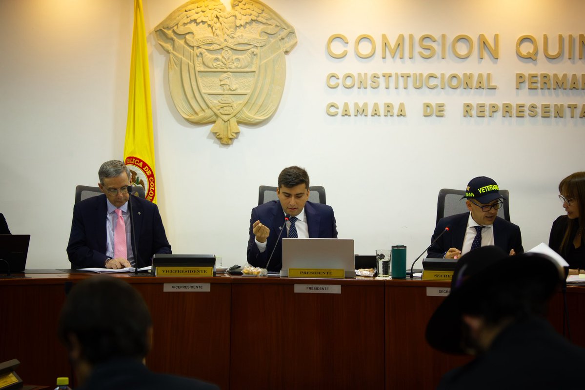 MateoHidalgoMon's tweet photo. Hoy, desde la Comisión Quinta, como Presidente, dirigí la sesión de debate de control político a  los ministros de Hacienda y de Minas y Energía, la Superintendencia de Servicios Públicos y el agente interventor de AIR-E. Un espacio para exigir respuestas y soluciones concretas frente a la situación que viven miles de usuarios en La Guajira. 

Y durante esta sesión conocimos una noticia importante: el Gobierno radicó un proyecto para reorientar $1,2 billones al sector eléctrico, con recursos destinados a atender la crisis de liquidez y garantizar la continuidad del servicio. Seguimos haciendo control político y gestión para que las decisiones se traduzcan en soluciones para los colombianos. 🇨🇴