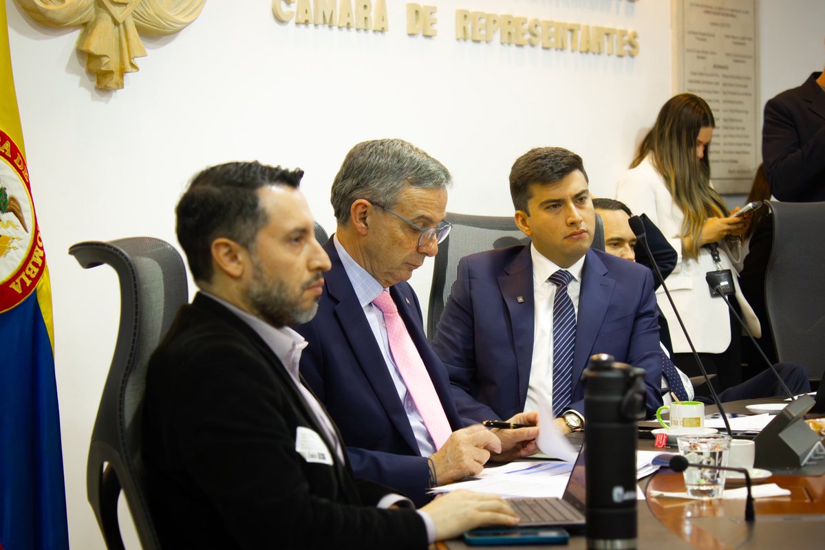 MateoHidalgoMon's tweet photo. Hoy, desde la Comisión Quinta, como Presidente, dirigí la sesión de debate de control político a  los ministros de Hacienda y de Minas y Energía, la Superintendencia de Servicios Públicos y el agente interventor de AIR-E. Un espacio para exigir respuestas y soluciones concretas frente a la situación que viven miles de usuarios en La Guajira. 

Y durante esta sesión conocimos una noticia importante: el Gobierno radicó un proyecto para reorientar $1,2 billones al sector eléctrico, con recursos destinados a atender la crisis de liquidez y garantizar la continuidad del servicio. Seguimos haciendo control político y gestión para que las decisiones se traduzcan en soluciones para los colombianos. 🇨🇴