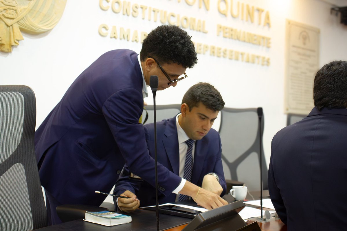 MateoHidalgoMon's tweet photo. Hoy, desde la Comisión Quinta, como Presidente, dirigí la sesión de debate de control político a  los ministros de Hacienda y de Minas y Energía, la Superintendencia de Servicios Públicos y el agente interventor de AIR-E. Un espacio para exigir respuestas y soluciones concretas frente a la situación que viven miles de usuarios en La Guajira. 

Y durante esta sesión conocimos una noticia importante: el Gobierno radicó un proyecto para reorientar $1,2 billones al sector eléctrico, con recursos destinados a atender la crisis de liquidez y garantizar la continuidad del servicio. Seguimos haciendo control político y gestión para que las decisiones se traduzcan en soluciones para los colombianos. 🇨🇴