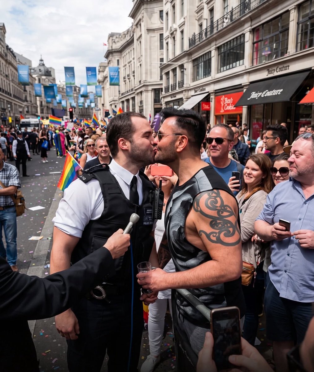 Averysurge's tweet photo. Two police officers got engaged to each other, while another officer proposed to his civilian boyfriend at london’s pride parade ❤️‍🩹🥹💍 https://t.co/zYGQlnAYXl
