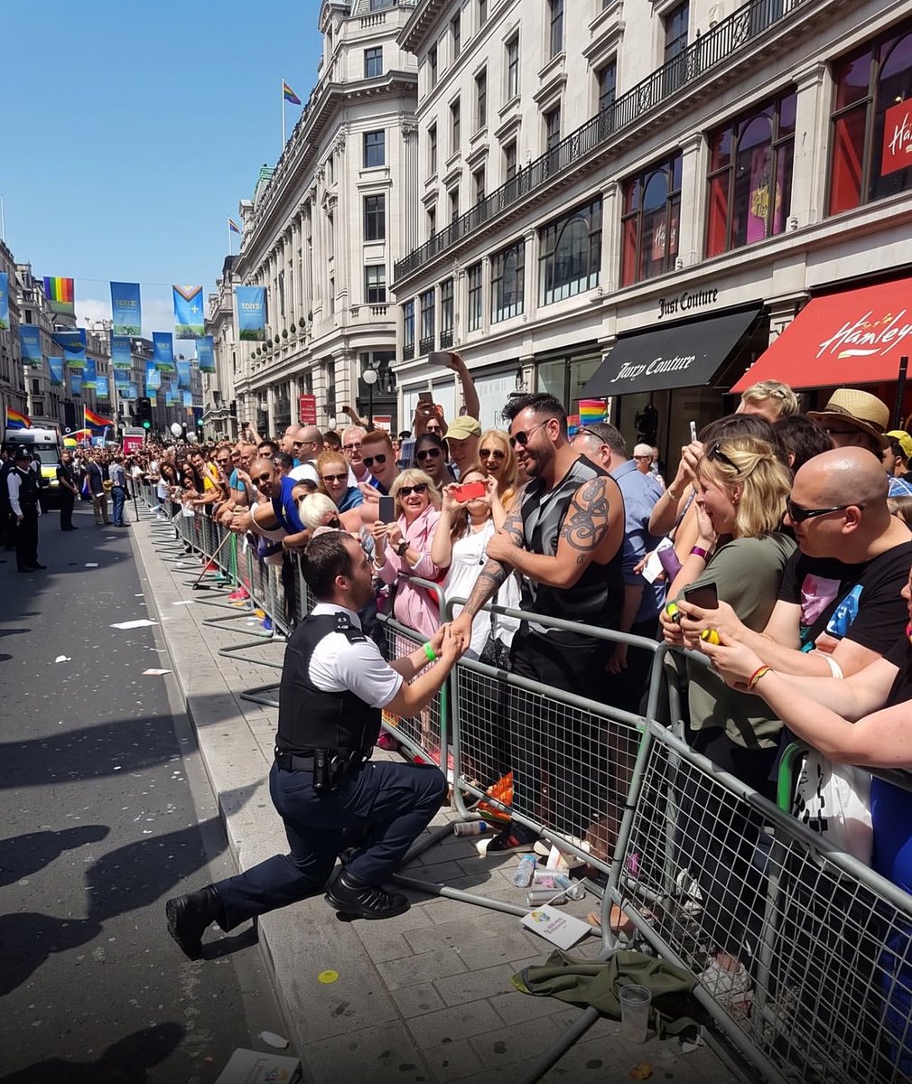 Averysurge's tweet photo. Two police officers got engaged to each other, while another officer proposed to his civilian boyfriend at london’s pride parade ❤️‍🩹🥹💍 https://t.co/zYGQlnAYXl
