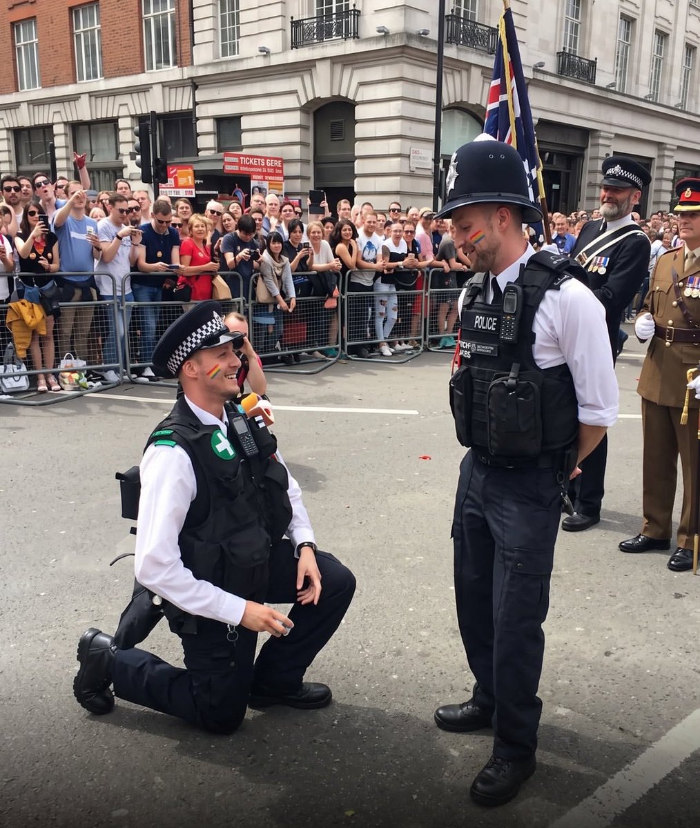 Averysurge's tweet photo. Two police officers got engaged to each other, while another officer proposed to his civilian boyfriend at london’s pride parade ❤️‍🩹🥹💍 https://t.co/zYGQlnAYXl