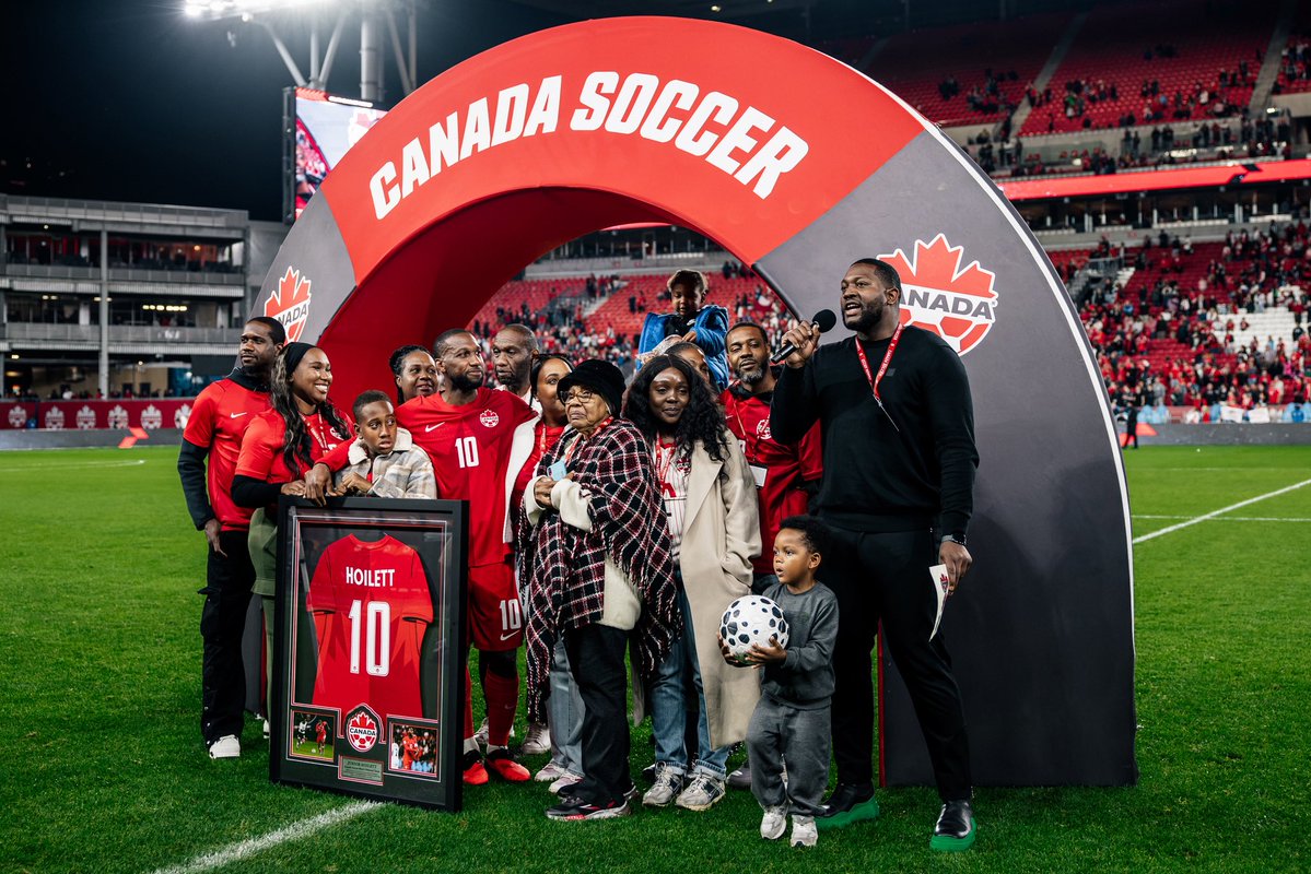 jnrhoilett's tweet photo. Thank you Canada for fulfilling my dreams of representing this country around the world and blessing me to play my final game for this beautiful country at home in front of family and friends. I’m leaving with a smile on my face knowing the shirt is in a better place! Love 🇨🇦❤️ https://t.co/WJFh5LLCgn