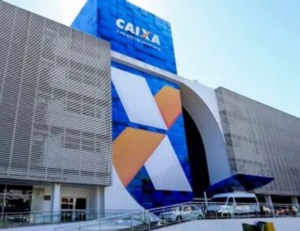 betnews's tweet photo. ATENÇÃO: Caixa mandou dirigentes ao Uruguai para visitar operadora de bets na semana em que o governo proibiu o setor no Brasil.🚨

Segundo a matéria do @TheIncorrupt_, Caixa Econômica Federal autorizou três dirigentes a viajar a Montevidéu, no Uruguai, para uma visita institucional à empresa de bets de quota fixa do governo uruguaio. A autorização saiu em despacho assinado pelo presidente do banco, Carlos Antônio Vieira Fernandes, datado de 24 de setembro e publicado no Diário Oficial da União desta terça (29).

Segundo o documento, viajaram Gabriel Antunes Hess (Superintendente Nacional), Tiago Cordeiro de Oliveira (Diretor Executivo) e Renato Silva Siqueira (Diretor-presidente da Caixa Loterias). O período foi de 24 a 26 de setembro, com custos pagos pela Caixa. O despacho fala apenas em visita institucional e não detalha o que foi discutido.

A viagem aconteceu poucos dias depois de Lula se reunir com o presidente uruguaio, Yamandú Orsi, em Nova York, no dia 21. Na ocasião, Lula disse ter interesse em conhecer a experiência do Uruguai na regulamentação das bets. Na sexta (25), em plena viagem dos dirigentes, o presidente assinou a MP que proíbe as bets de quota fixa no Brasil.

O Uruguai tem uma única plataforma autorizada de bets esportivas, a Supermatch, sob supervisão do Estado, sem abertura para operadores privados como no Brasil. A Caixa Loterias, por sua vez, tem autorização da Fazenda desde julho de 2025 para explorar bets de quota fixa e já disse que analisa oportunidades no setor. As loterias tradicionais da Caixa, como Mega-Sena e Quina, ficam fora da proibição.