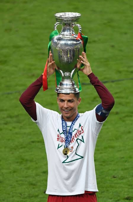 P_Incensuravel's tweet photo. Eu sou um fanboy do Ronaldo, e espero sinceramente que a saída dele não seja como a do Real Madrid.

O Cristiano Ronaldo merece algo grande e para mim a saída dela, só seria épica com a entrada do filho.

Literalmente a passagem do testemunho.

Sair pela porta pequena depois de tudo o que ele fez por nós, era literalmente a maior traição que faríamos a quem levou o nome de Portugal ao mundo.

Antigamente conquistámos o mundo via mar.

Hoje conquistámos através do futebol, com um homem que veio da Madeira e sendo ou não o melhor do mundo, tornou-se a cara mais reconhecível no desporto e no mundo.

No final das contas, só espero que os portugueses saibam reconhecer quem mais fez pelo nosso país, independentemente de no jogo passado ter agido menos bem.

Todos sabemos que o Ronaldo quer SEMPRE MAIS e QUE AMA JOGAR, mas terá que mentalizar-se que o Ronaldo de antes já não é o mais de agora.

E tal como ele se teve que adaptar depois da lesão do joelho, mudando o seu estilo de jogo... 

Vai ter que se adaptar em começar no banco e ser decisivo ou jogar apenas 30 a 45 minutos.

No final que honremos sempre quem tanto fez por NÓS ENQUANTO NAÇÃO.