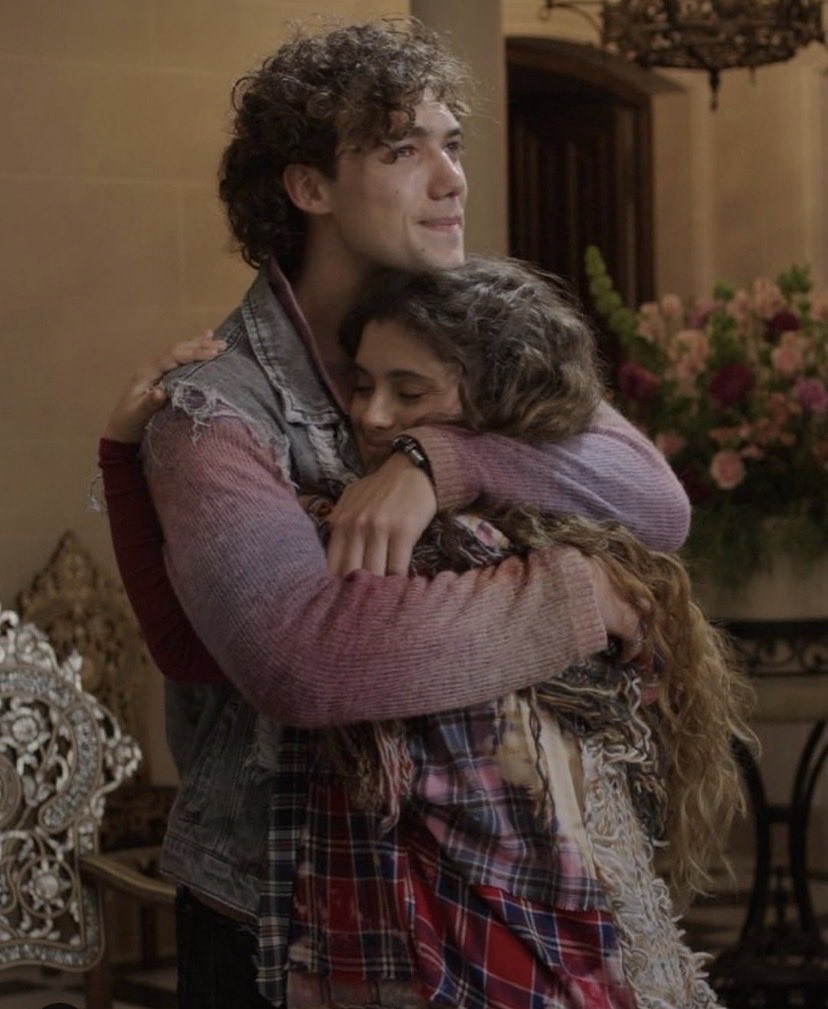 chalamestone's tweet photo. Rey la abraza como si su vida dependiera de eso (sí depende) https://t.co/usGawgIR6Y