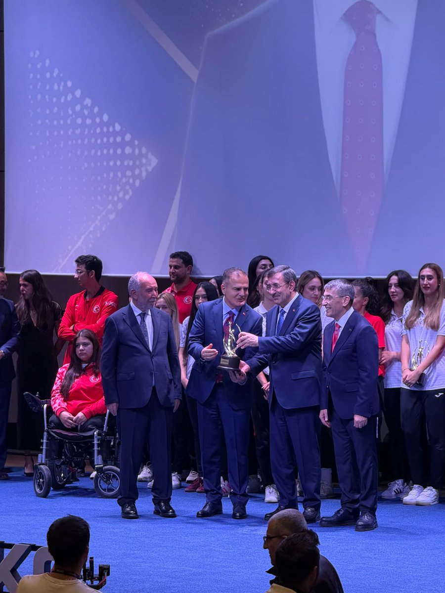 tcmuglavaliligi's tweet photo. İlimizde 2026 yılını "Gençlik Yılı" ilan ederek spora ve sporcuya sunduğu kesintisiz desteklerden dolayı Valimiz Sayın Dr. İdris Akbıyık, "Spora Destek Veren Devlet Adamı" ödülüne layık görüldü.

Valimiz Sayın Dr. İdris Akbıyık ödülünü Cumhurbaşkanı Yardımcımız Sayın Cevdet Yılmaz'ın elinden aldı.

Cumhubaşkanı Yardımcımız Sayın Cevdet Yılmaz, Ulaştırma ve Altyapı Bakanımız Sayın Abdulkadir Uraloğlu, Çalışma ve Sosyal Güvenlik Bakanımız Sayın Prof. Dr. Vedat Işıkhan'ın teşrifleriyle gerçekleştirilen geleneksel 10. “Sporun Devleri Buluşuyor” Ödül Töreni Cumhurbaşkanlığı Külliyesi Millet Kütüphanesi’nde düzenlendi.

2025 yılında olimpik, paralimpik ve deaflimpik branşlarda ülkemize madalya kazandıran milli sporcularımızın jüri değerlendirmesi sonucunda bir kez daha ödüllendirildiği Ülke Tv spor&spor ödül töreninde milli sporcularımızın yanı sıra spora destek veren kişi ve kurumlar, siyasetçiler, bürokratlar, spor camiasının değerli temsilcileri ile spor basını bir araya geldi.

@idrisakbiyik 
@genclikyili