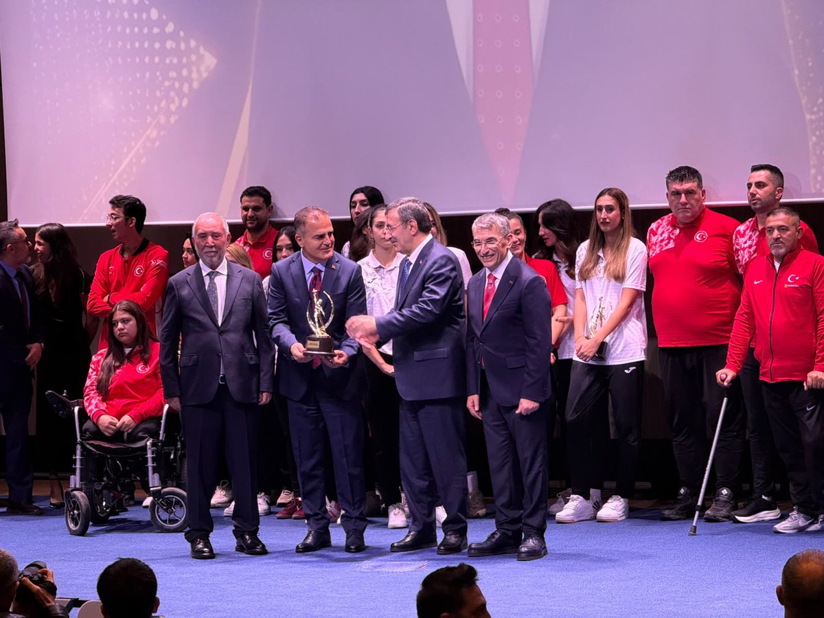 tcmuglavaliligi's tweet photo. İlimizde 2026 yılını "Gençlik Yılı" ilan ederek spora ve sporcuya sunduğu kesintisiz desteklerden dolayı Valimiz Sayın Dr. İdris Akbıyık, "Spora Destek Veren Devlet Adamı" ödülüne layık görüldü.

Valimiz Sayın Dr. İdris Akbıyık ödülünü Cumhurbaşkanı Yardımcımız Sayın Cevdet Yılmaz'ın elinden aldı.

Cumhubaşkanı Yardımcımız Sayın Cevdet Yılmaz, Ulaştırma ve Altyapı Bakanımız Sayın Abdulkadir Uraloğlu, Çalışma ve Sosyal Güvenlik Bakanımız Sayın Prof. Dr. Vedat Işıkhan'ın teşrifleriyle gerçekleştirilen geleneksel 10. “Sporun Devleri Buluşuyor” Ödül Töreni Cumhurbaşkanlığı Külliyesi Millet Kütüphanesi’nde düzenlendi.

2025 yılında olimpik, paralimpik ve deaflimpik branşlarda ülkemize madalya kazandıran milli sporcularımızın jüri değerlendirmesi sonucunda bir kez daha ödüllendirildiği Ülke Tv spor&spor ödül töreninde milli sporcularımızın yanı sıra spora destek veren kişi ve kurumlar, siyasetçiler, bürokratlar, spor camiasının değerli temsilcileri ile spor basını bir araya geldi.

@idrisakbiyik 
@genclikyili