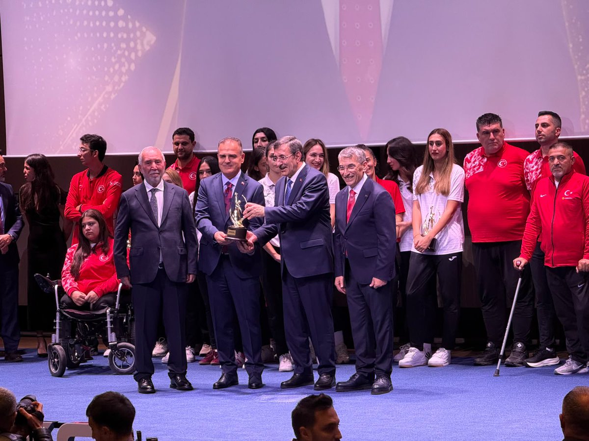 tcmuglavaliligi's tweet photo. İlimizde 2026 yılını "Gençlik Yılı" ilan ederek spora ve sporcuya sunduğu kesintisiz desteklerden dolayı Valimiz Sayın Dr. İdris Akbıyık, "Spora Destek Veren Devlet Adamı" ödülüne layık görüldü.

Valimiz Sayın Dr. İdris Akbıyık ödülünü Cumhurbaşkanı Yardımcımız Sayın Cevdet Yılmaz'ın elinden aldı.

Cumhubaşkanı Yardımcımız Sayın Cevdet Yılmaz, Ulaştırma ve Altyapı Bakanımız Sayın Abdulkadir Uraloğlu, Çalışma ve Sosyal Güvenlik Bakanımız Sayın Prof. Dr. Vedat Işıkhan'ın teşrifleriyle gerçekleştirilen geleneksel 10. “Sporun Devleri Buluşuyor” Ödül Töreni Cumhurbaşkanlığı Külliyesi Millet Kütüphanesi’nde düzenlendi.

2025 yılında olimpik, paralimpik ve deaflimpik branşlarda ülkemize madalya kazandıran milli sporcularımızın jüri değerlendirmesi sonucunda bir kez daha ödüllendirildiği Ülke Tv spor&spor ödül töreninde milli sporcularımızın yanı sıra spora destek veren kişi ve kurumlar, siyasetçiler, bürokratlar, spor camiasının değerli temsilcileri ile spor basını bir araya geldi.

@idrisakbiyik 
@genclikyili