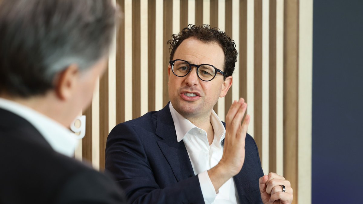 applitank's tweet photo. AI researchers released videos warning superintelligence is "exactly as dangerous as it sounds." Geoffrey Irving, a former OpenAI and Google DeepMind employee, said human extinction risk is about a coin flip.

#Applitank #AI #Superintelligence https://t.co/PmILnXzwAf