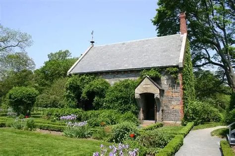 BBHerodotus's tweet photo. The stone library, built by the son of John Quincy Adams to house his father’s collection of over 6,000 books, is absolutely beautiful. https://t.co/GSg03hOQKh