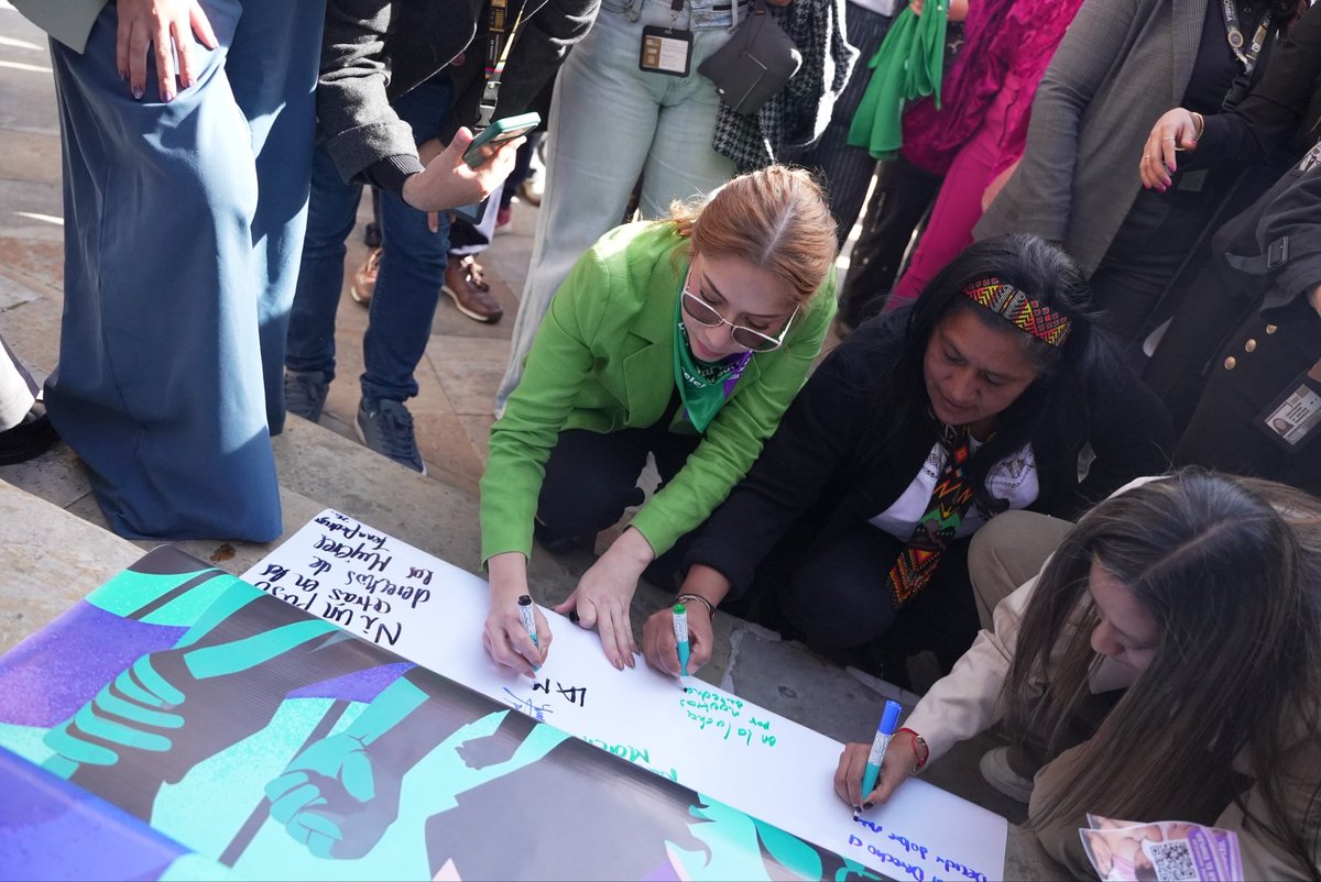 CathyJuvinao's tweet photo. 💚 Juntas por el derecho al aborto.
En conmemoración del #28S, realizamos este plantón en el Congreso de la República. Gracias al movimiento @causajustaco, organizadoras de este espacio junto a nosotras.

¡Seguimos alzando la voz por un aborto legal, seguro y sin barreras! ✊ https://t.co/kIIBeGu99w