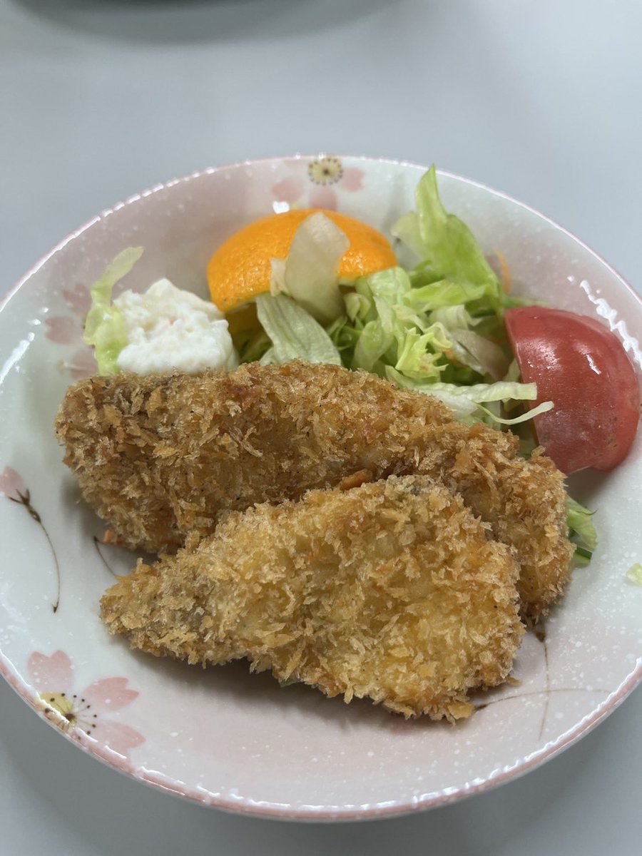 tokokaiun's tweet photo. 昨日の昼食にタンカー船で釣れた巨大オオニベのフライが出ました。食感はバラバラにならないタラのような感じでホクホクしてとってもおいしかったです。船長さんによると生より洋食がよく合うとのこと。司厨長さんにより刺身→ムニエル→フライと35食以上のおかずとなり完食しました🐟 https://t.co/DeBHxTuzwk