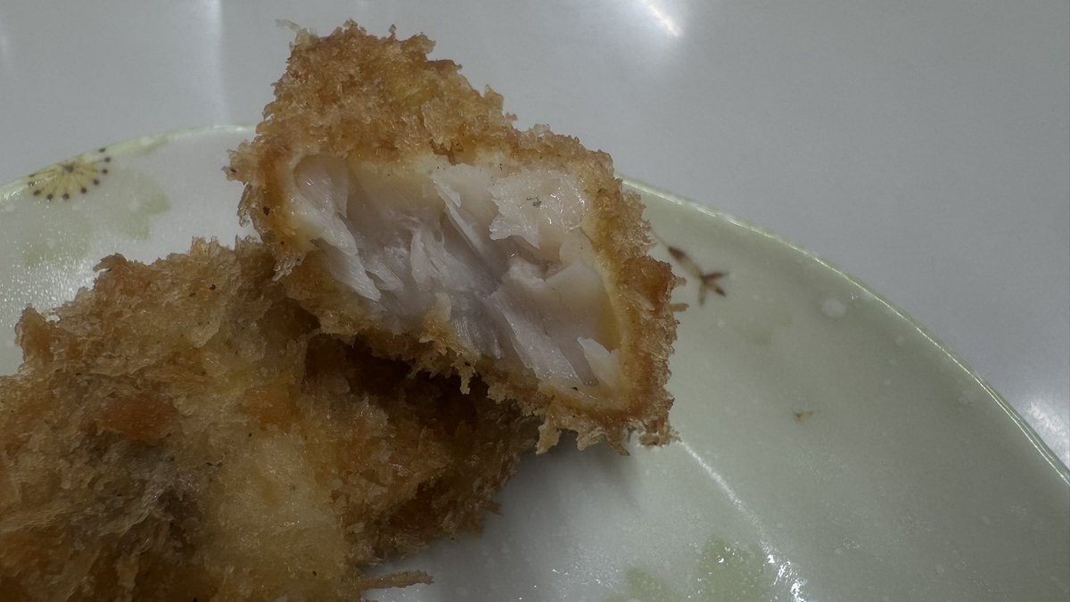tokokaiun's tweet photo. 昨日の昼食にタンカー船で釣れた巨大オオニベのフライが出ました。食感はバラバラにならないタラのような感じでホクホクしてとってもおいしかったです。船長さんによると生より洋食がよく合うとのこと。司厨長さんにより刺身→ムニエル→フライと35食以上のおかずとなり完食しました🐟 https://t.co/DeBHxTuzwk