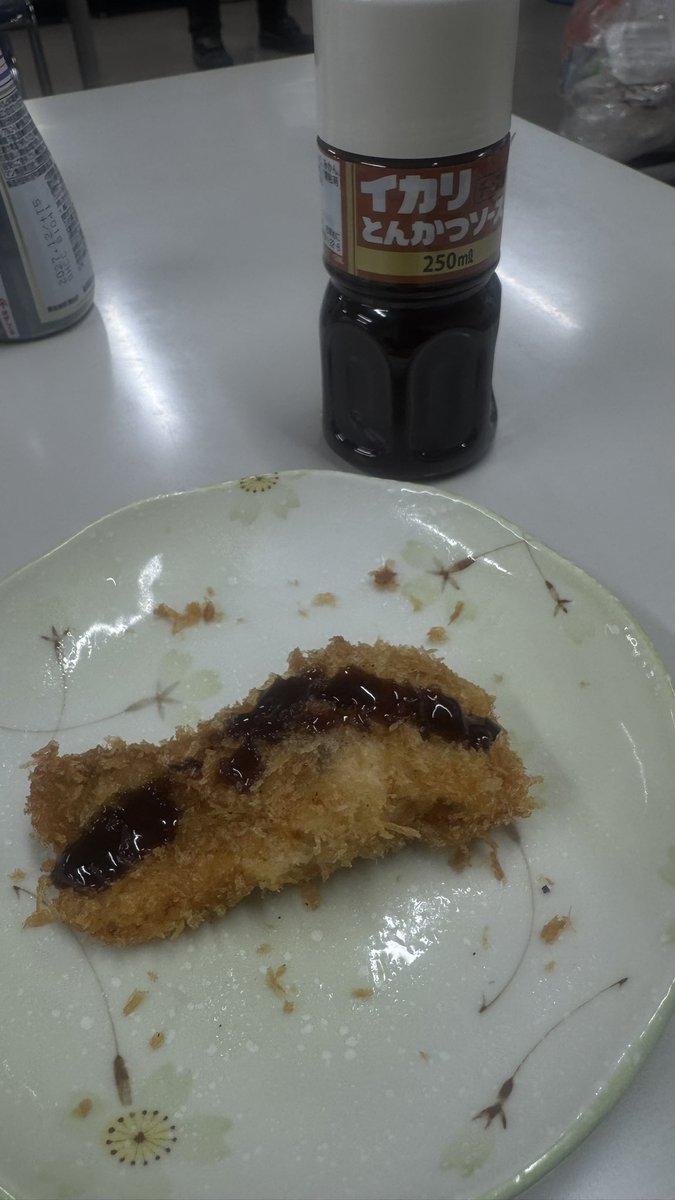 tokokaiun's tweet photo. 昨日の昼食にタンカー船で釣れた巨大オオニベのフライが出ました。食感はバラバラにならないタラのような感じでホクホクしてとってもおいしかったです。船長さんによると生より洋食がよく合うとのこと。司厨長さんにより刺身→ムニエル→フライと35食以上のおかずとなり完食しました🐟 https://t.co/DeBHxTuzwk