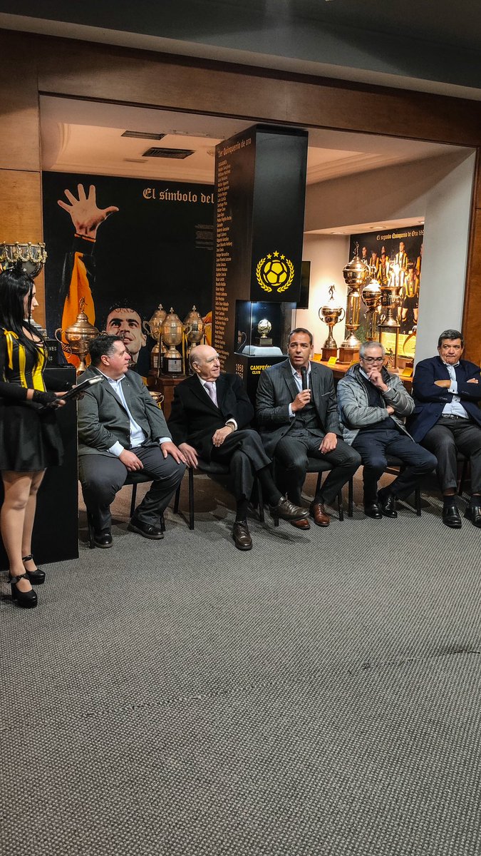 capmuseo's tweet photo. El Museo de Peñarol celebró sus 25 años junto a autoridades, referentes y allegados. 

Con emoción, recuerdos, nueva imagen institucional y una canción creada especialmente para la ocasión, celebramos una historia que sigue creciendo.
25 años haciendo historia. https://t.co/IvpTBHsuPt