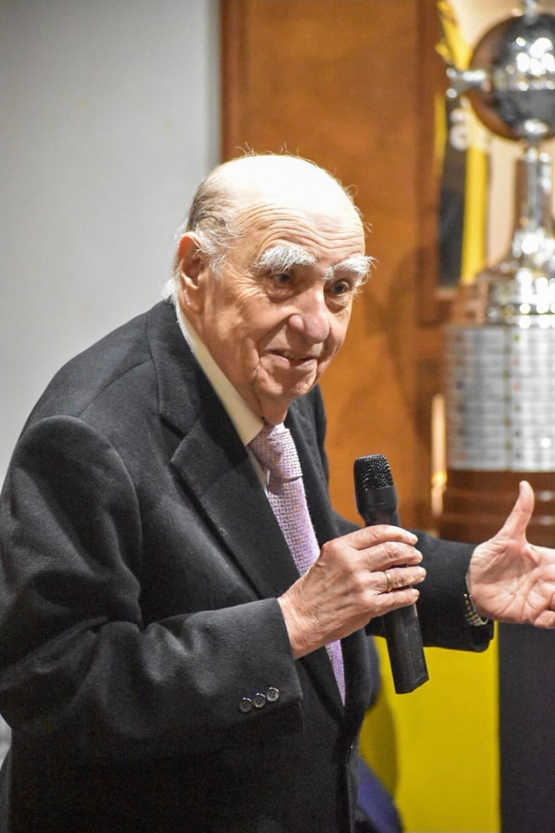 capmuseo's tweet photo. El Museo de Peñarol celebró sus 25 años junto a autoridades, referentes y allegados. 

Con emoción, recuerdos, nueva imagen institucional y una canción creada especialmente para la ocasión, celebramos una historia que sigue creciendo.
25 años haciendo historia. https://t.co/IvpTBHsuPt