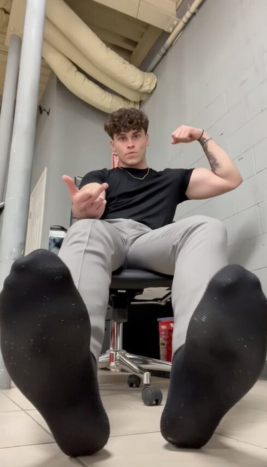 MasterJockPromo's tweet photo. Master Connor @CashAlphaConnor is the best Master and the King of FinDom. Master is super dominant, cocky and masculine. Master's handsome face, bulging biceps, dominant personality, godly feet, and athletic body are unmatched. Approach Master respectfully. Serve, obey, and worship the King!