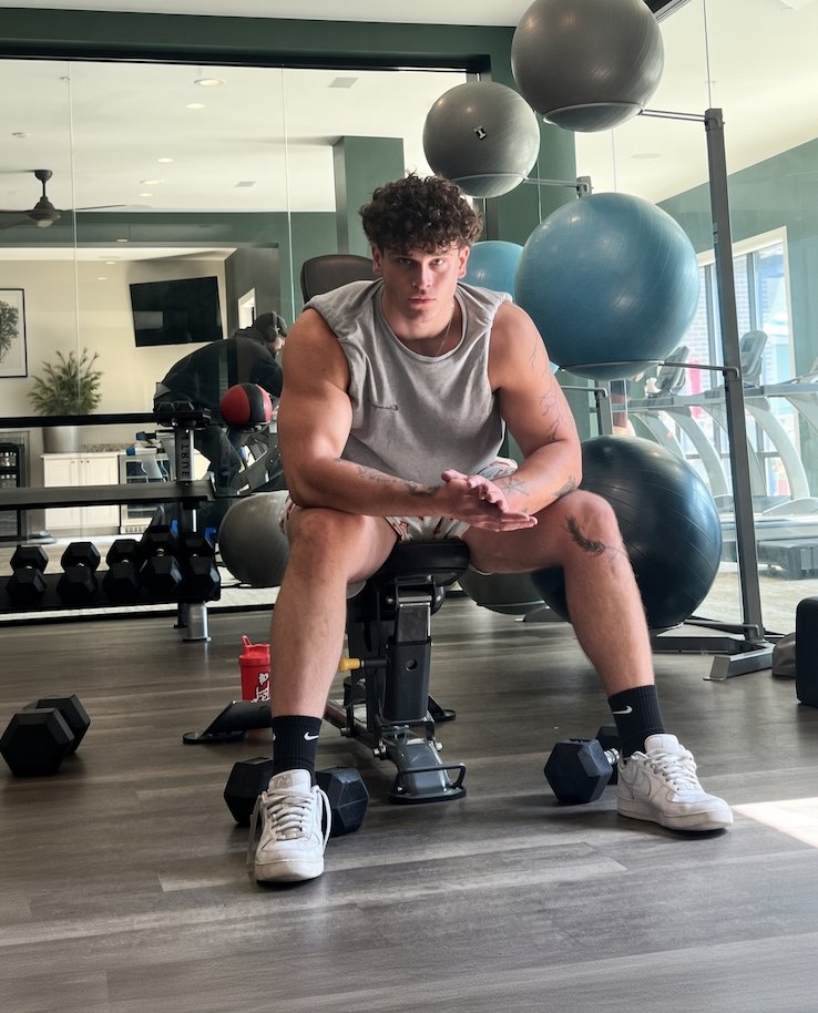 MasterJockPromo's tweet photo. Master Connor @CashAlphaConnor is the best Master and the King of FinDom. Master is super dominant, cocky and masculine. Master's handsome face, bulging biceps, dominant personality, godly feet, and athletic body are unmatched. Approach Master respectfully. Serve, obey, and worship the King!
