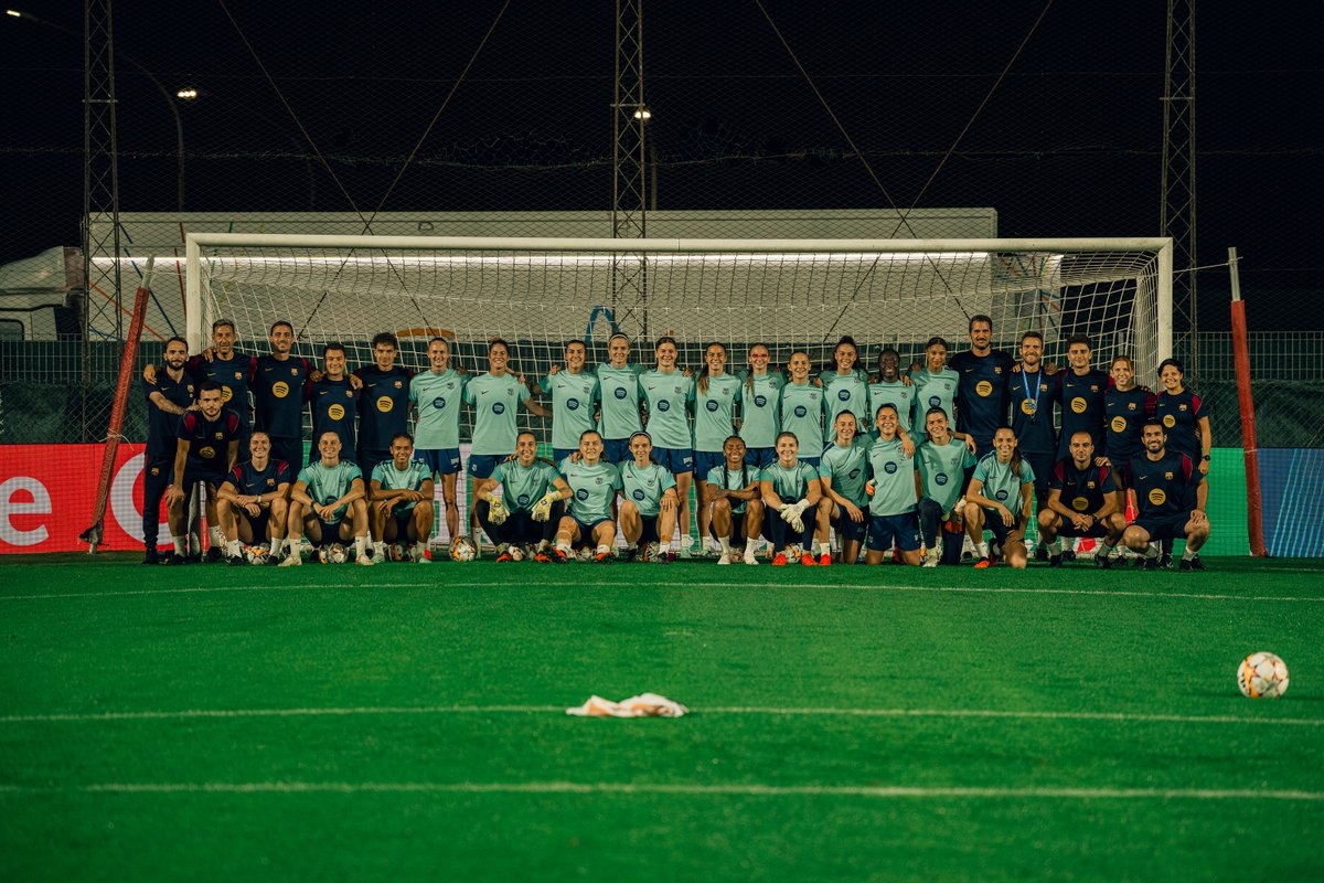 FCBfemeni's tweet photo. Una família. 💙❤️ https://t.co/3qDAlMaBf2
