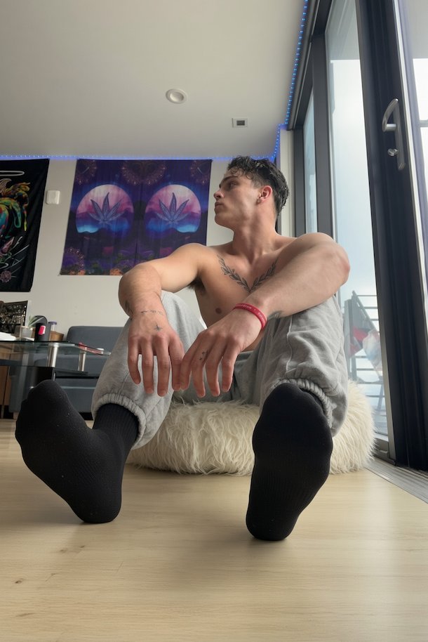 MasterJockPromo's tweet photo. Master Connor @CashAlphaConnor is the best Master and the King of FinDom. Master is super dominant, cocky and masculine. Master's handsome face, bulging biceps, dominant personality, godly feet, and athletic body are unmatched. Approach Master respectfully. Serve, obey, and worship the King!