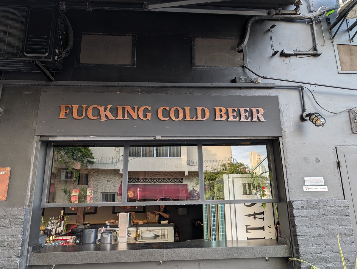 DamienWKing's tweet photo. I'm surprised at the presence of this word. You'd think that if the place sells beer, one could assume that it would be "cold" with the sign having to tell you. [São Paulo, Brazil] https://t.co/oGIkOhIAkr