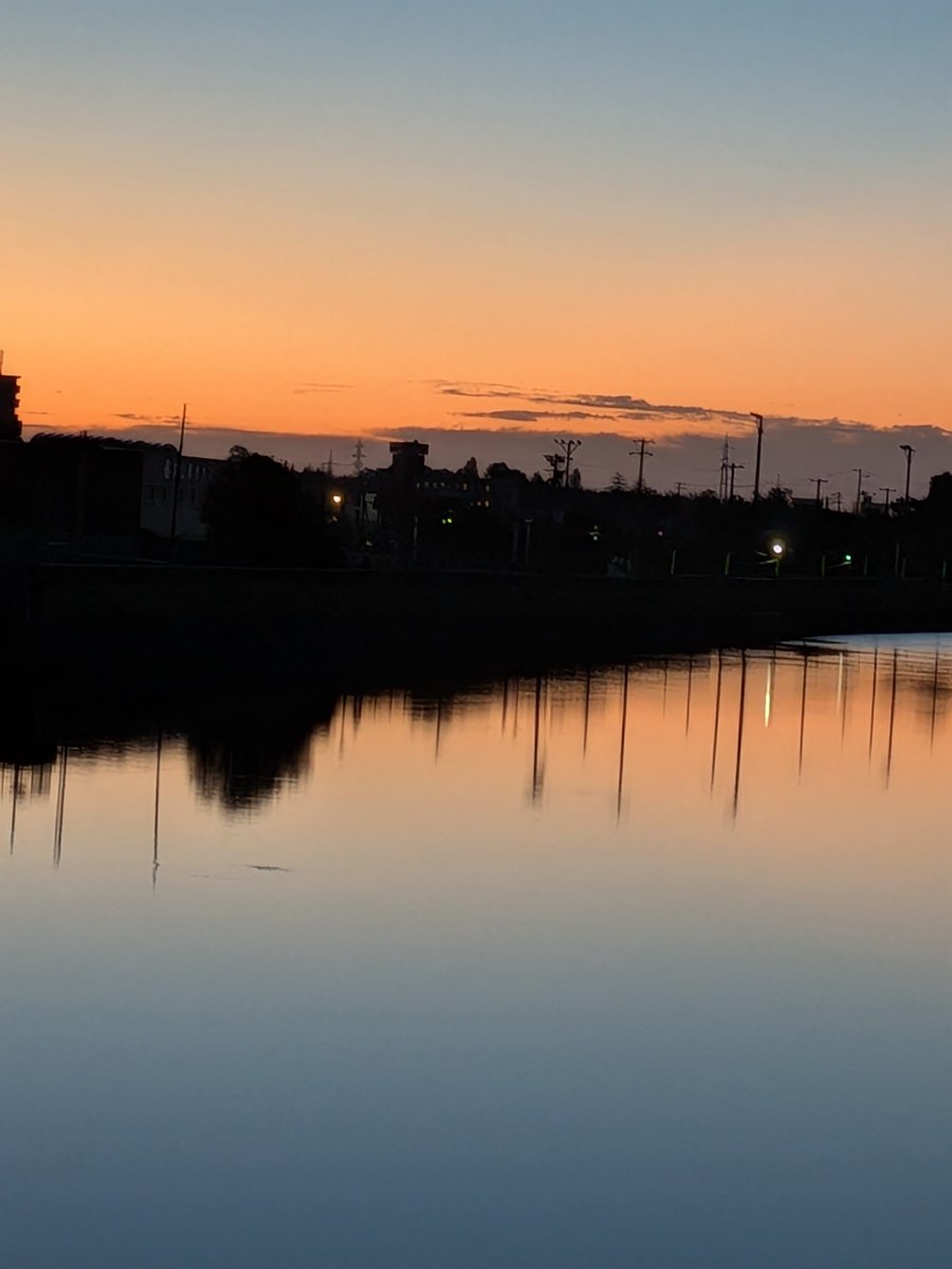 sizuRyuj's tweet photo. おはようございます、
今日は、久しぶりの天気です、今朝は寒かったです、
昨日の夕焼け、今朝のお月様と朝焼け、何か嬉しくなるね〜😊
またこれ以上の台風の被害ありませんように、今日も平穏な１日でありますように https://t.co/NdP5MhmC5o