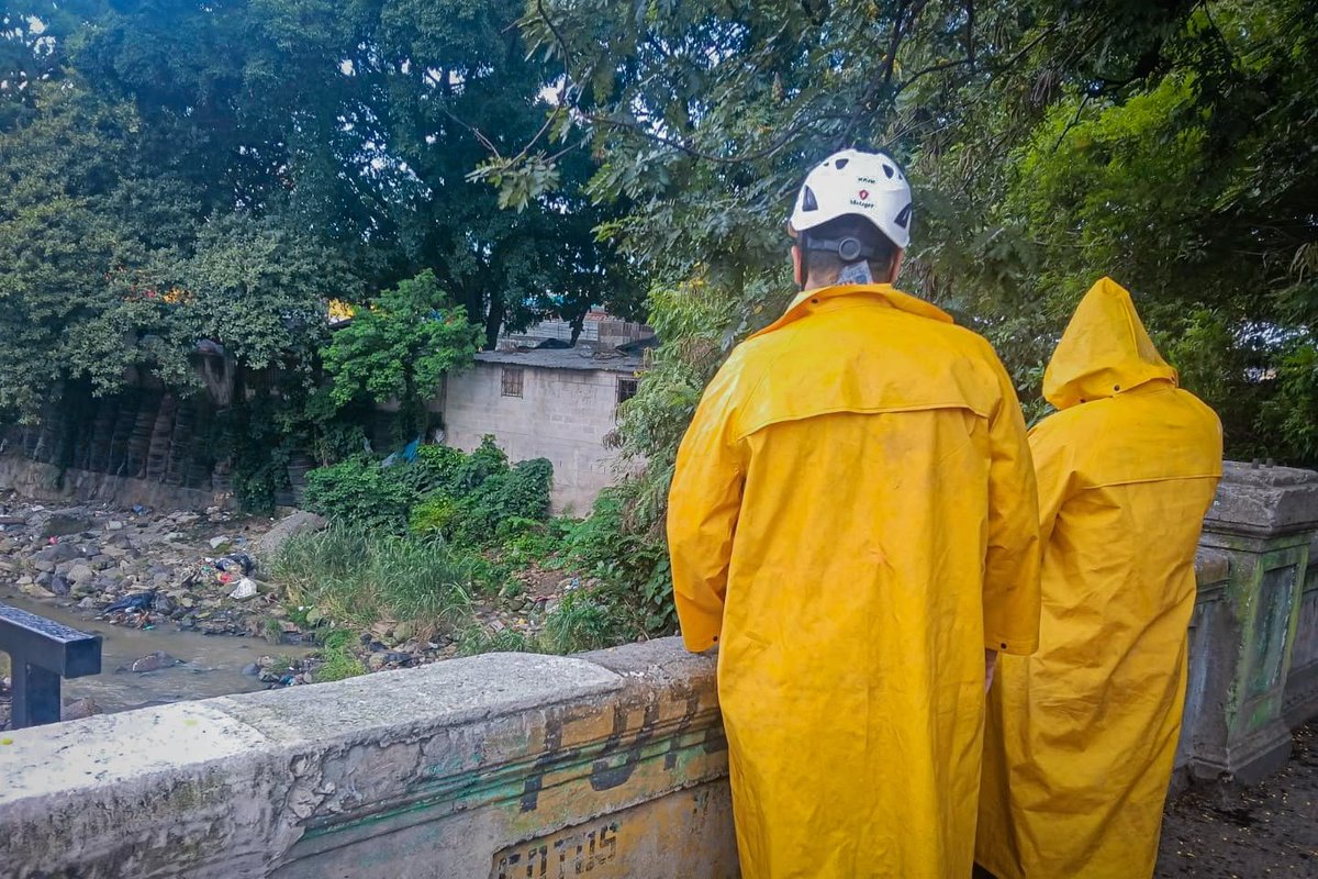 BomberosSV's tweet photo. 🚨 Mantenemos monitoreo preventivo y medición del nivel de caudal por lluvias en:📍Río El Arenal, San Salvador Centro. 🧑‍🚒👉 ​Realizamos evaluacion visual de arrastre de sedimentos y capacidad de escurrimiento para prevenir riesgos por desbordamiento e inundaciones urbanas. 🌊⚠️​Ante cualquier eventualidad, comunícate con nosotros: 📞9️⃣1️⃣3️⃣ 🚒💨
​#PlanInvierno2026☔