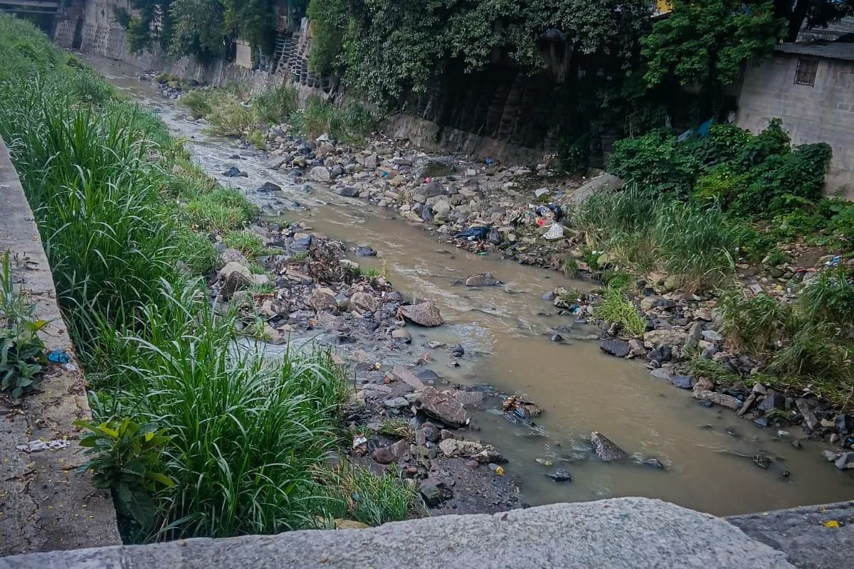 BomberosSV's tweet photo. 🚨 Mantenemos monitoreo preventivo y medición del nivel de caudal por lluvias en:📍Río El Arenal, San Salvador Centro. 🧑‍🚒👉 ​Realizamos evaluacion visual de arrastre de sedimentos y capacidad de escurrimiento para prevenir riesgos por desbordamiento e inundaciones urbanas. 🌊⚠️​Ante cualquier eventualidad, comunícate con nosotros: 📞9️⃣1️⃣3️⃣ 🚒💨
​#PlanInvierno2026☔