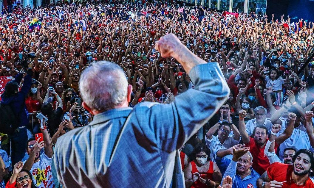 faahlso's tweet photo. Lula falou da forma dele, mas não é difícil entender que ele quis destacar uma diferença: mulheres costumam frequentar ginecologista mais cedo, enquanto homens ainda têm resistência principalmente quando o assunto é o exame de próstata 

A fala poderia ter sido melhor colocada? Poderia. Mas distorcer um discurso de conscientização sobre saúde, como estão fazendo, a poucos dias das eleições, é um movimento claro de DESESPERO