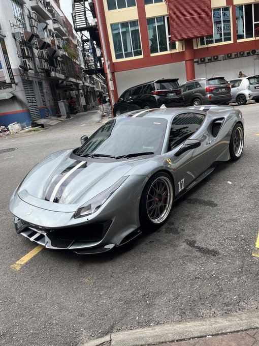 dlrprasad's tweet photo. ポルシェとかフェラーリとかマクラーレンとか、一生乗ることが出来なそうなスーパーカーがゴロゴロ走ってるマレーシア。
車好きには嬉しい。 https://t.co/2dAvUsRAWP