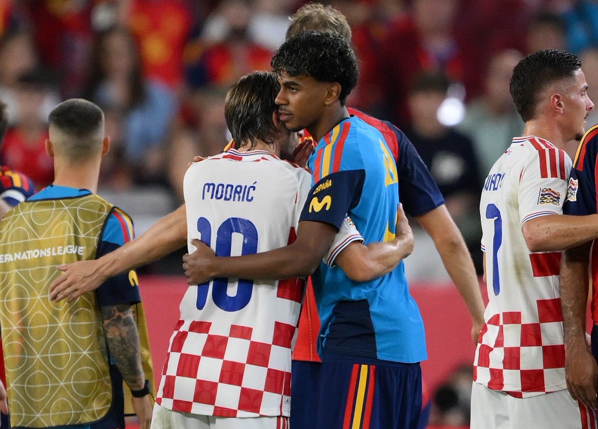 FabrizioRomano's tweet photo. 🫂✨ Luka Modrić and Lamine Yamal. https://t.co/SoxXO2Ocna