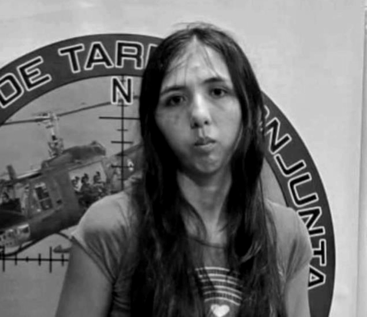 CuartoPoder_Py's tweet photo. 🔴PARTICIPÓ EN SECUESTROS Y EXTORSIONES: HIJA DEL COFUNDADOR DEL EPP CONDENADA A PASAR 16 AÑOS EN LA CÁRCEL 
Por @dianacenturionm, periodista de #4toJudiciales

◾ Condena por terrorismo: Un Tribunal de Sentencia en Crimen Organizado condenó a 16 años de prisión a Lourdes Teresita Ramos Ramírez, alias «Yverá», por asociación terrorista y violación de la Ley de Armas. La acusada es hija de Alejandro Ramos, cofundador del EPP (Ejército del Pueblo Paraguayo) y EML (Ejército del Mariscal López).

◾ Historial criminal: Se probó su participación en el EPP (donde ingresó siendo menor de edad) y en el EML, estando vinculada a secuestros —entre ellos el del ganadero Félix Urbieta—, extorsiones, cobro de "impuestos revolucionarios" y atentados a la fuerza pública. Fue detenida el 15 de febrero de 2025.

◾ Criterio de la pena: Los fiscales Lorenzo Lezcano y Pablo Zárate solicitaron 18 años, pero el tribunal (integrado por Federico Rojas, María Luz Martínez y Rossana Maldonado) fijó la pena en 16 años tras valorar que su permanencia adulta fue voluntaria y considerar su colaboración brindando información clave a la Fiscalía. Se ordenó el comiso de evidencias y la devolución de sus enseres personales.

◾El Ejército del Pueblo Paraguayo (EPP) es una organización armada de extrema izquierda de orientación marxista-leninista y de estructura clandestina, fundada formalmente en 2008 tras desprenderse del partido Patria Libre. Opera principalmente en zonas rurales del norte  y noreste del país, realizando secuestros extorsivos, emboscadas a las fuerzas de seguridad, ejecuciones y ataques a propiedades. Considerada oficial y legalmente por el Estado paraguayo como una organización criminal y terrorista, la banda sostiene su financiamiento a través de extorsiones y rescates, manteniendo en constante zozobra a la población civil y a los productores de la región del norte del país.
@PoderJudicialPY @MinPublicoPy