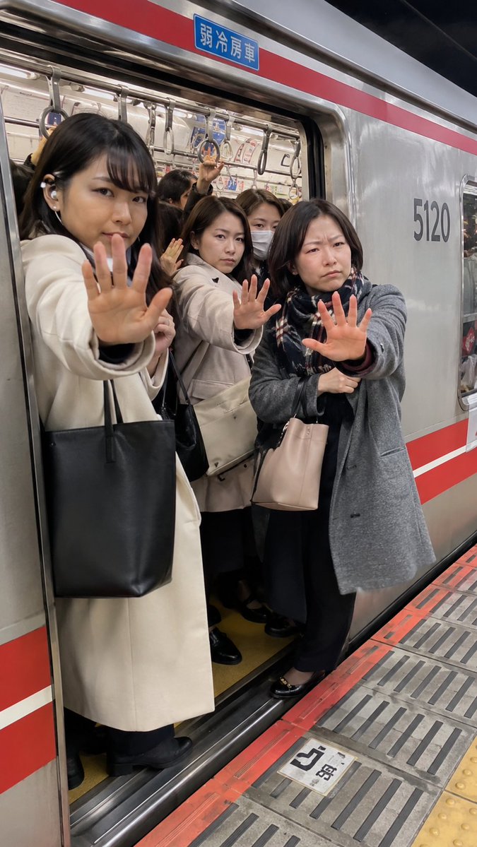mastersugee's tweet photo. 問題があるのはどっち？

←男性お断り　　　　　　　　外国人お断り→ https://t.co/mTaTP9sj0h