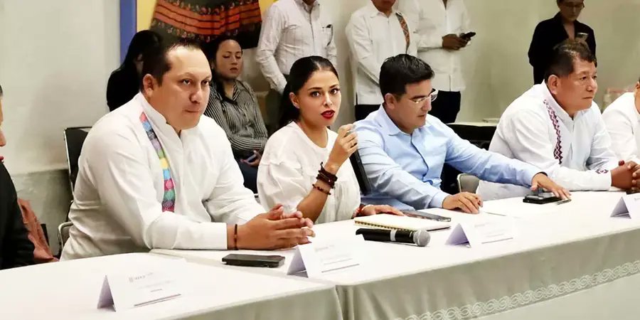 OaxacaPolitico's tweet photo. Aviadores y millones sin rastro en el IEEPO de Oaxaca. Otra vez el cuento.

La ASF exige cuentas claras: más de 20 millones de pesos de 2023 y 2024 están en duda, con sospechas de nóminas fantasmas y desorden ligadas a la Sección 22 y autoridades municipales. 

Parece que en vez de educar, algunos solo aprendieron a hacer magia con el dinero público. https://t.co/Jaeg32upcy