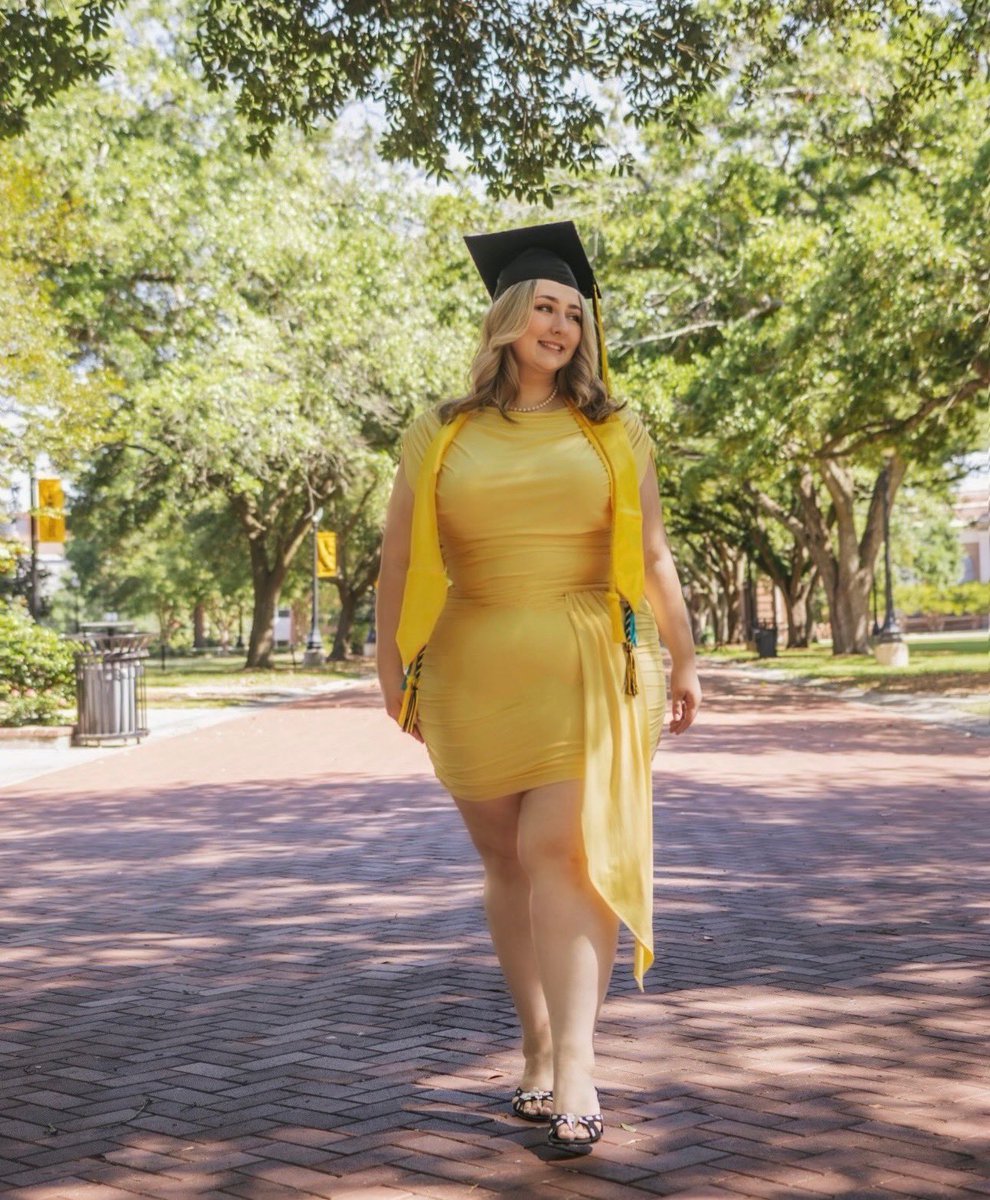 Cinnamongreen_'s tweet photo. Cap n gown 😌 https://t.co/Q8xJ8AUlle