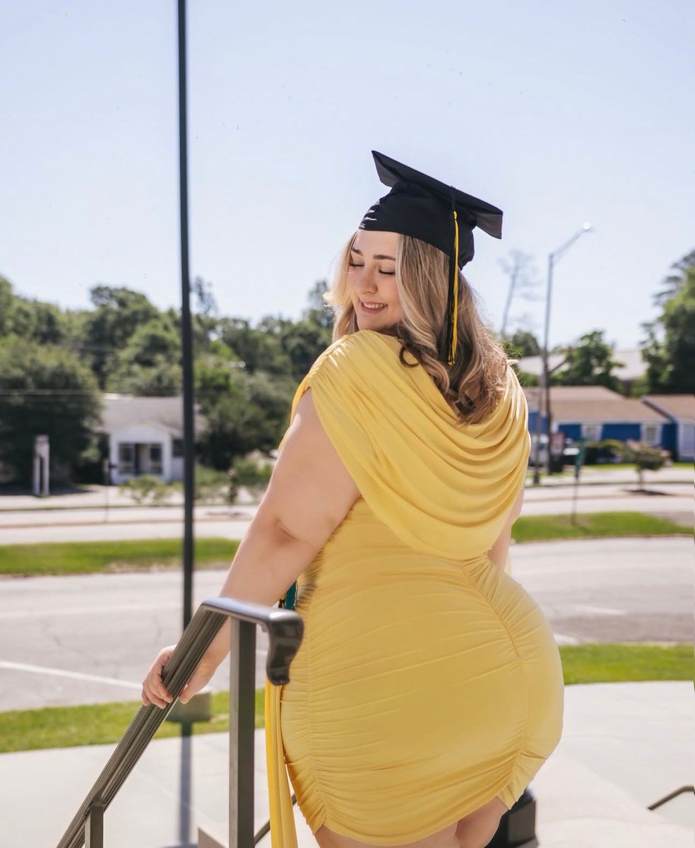 Cinnamongreen_'s tweet photo. Cap n gown 😌 https://t.co/Q8xJ8AUlle