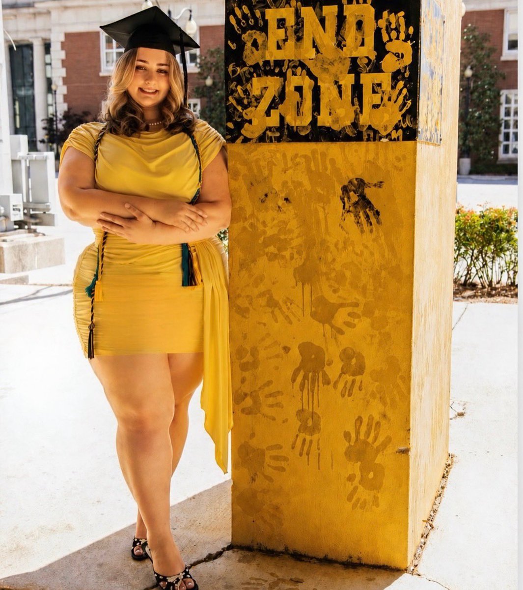 Cinnamongreen_'s tweet photo. Cap n gown 😌 https://t.co/Q8xJ8AUlle