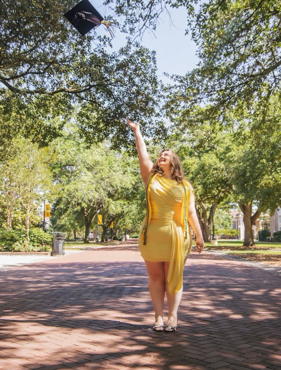 Cinnamongreen_'s tweet photo. Cap n gown 😌 https://t.co/Q8xJ8AUlle
