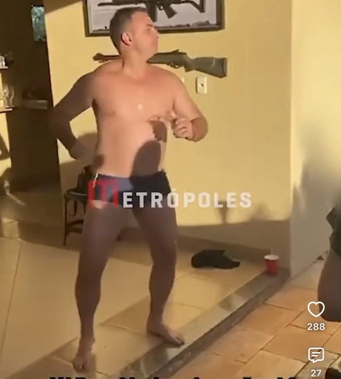 barbara13naurna's tweet photo. DEUS PATRIA E ORGIA… Com vocês um pedacinho do que está por vir.

*Estrelando Flávio Vorcaro Bolsonaro* https://t.co/PzAMyMfFzD